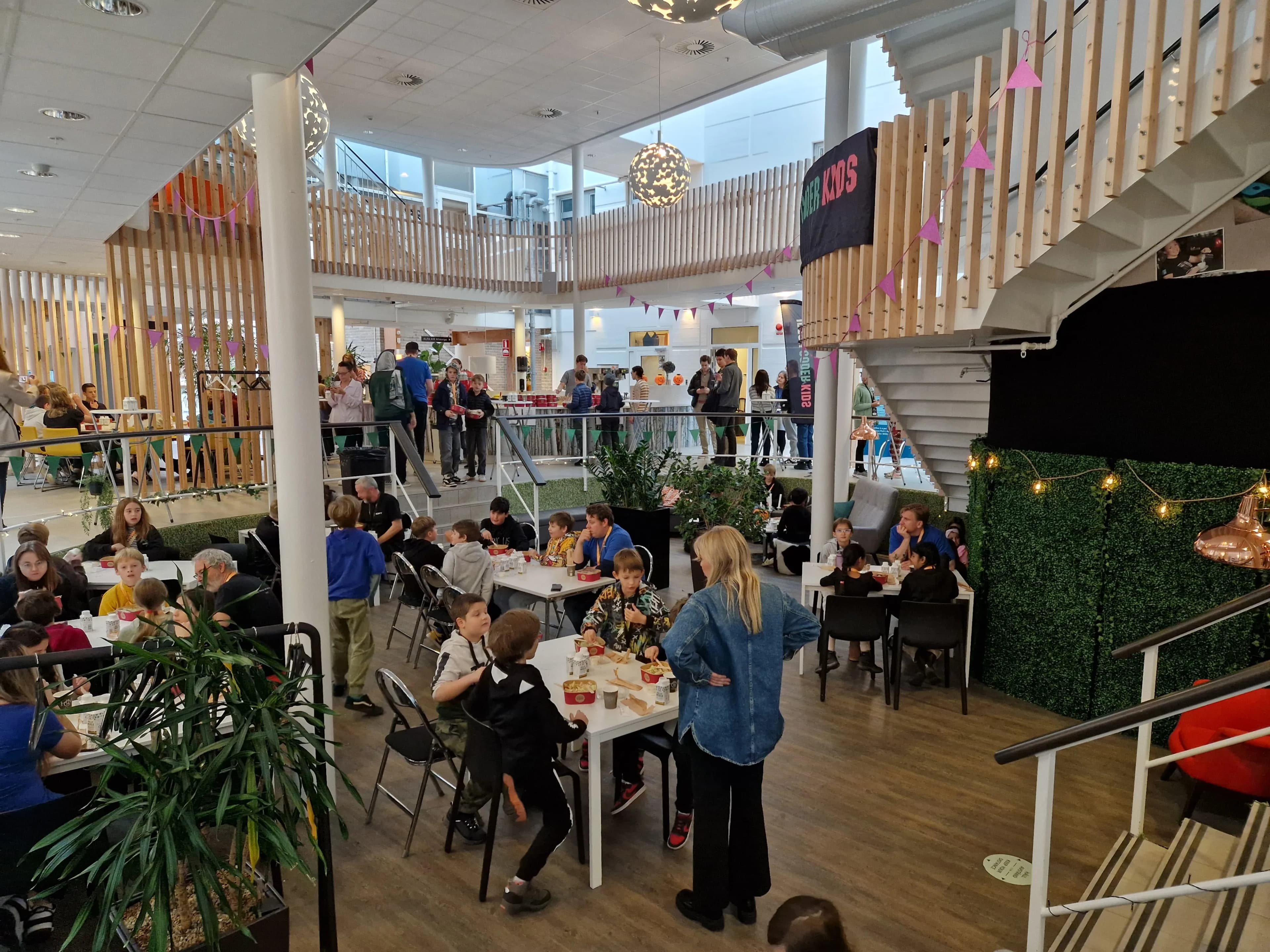 Lunch i Ideons ljusa foajé under Coder Kids 2024