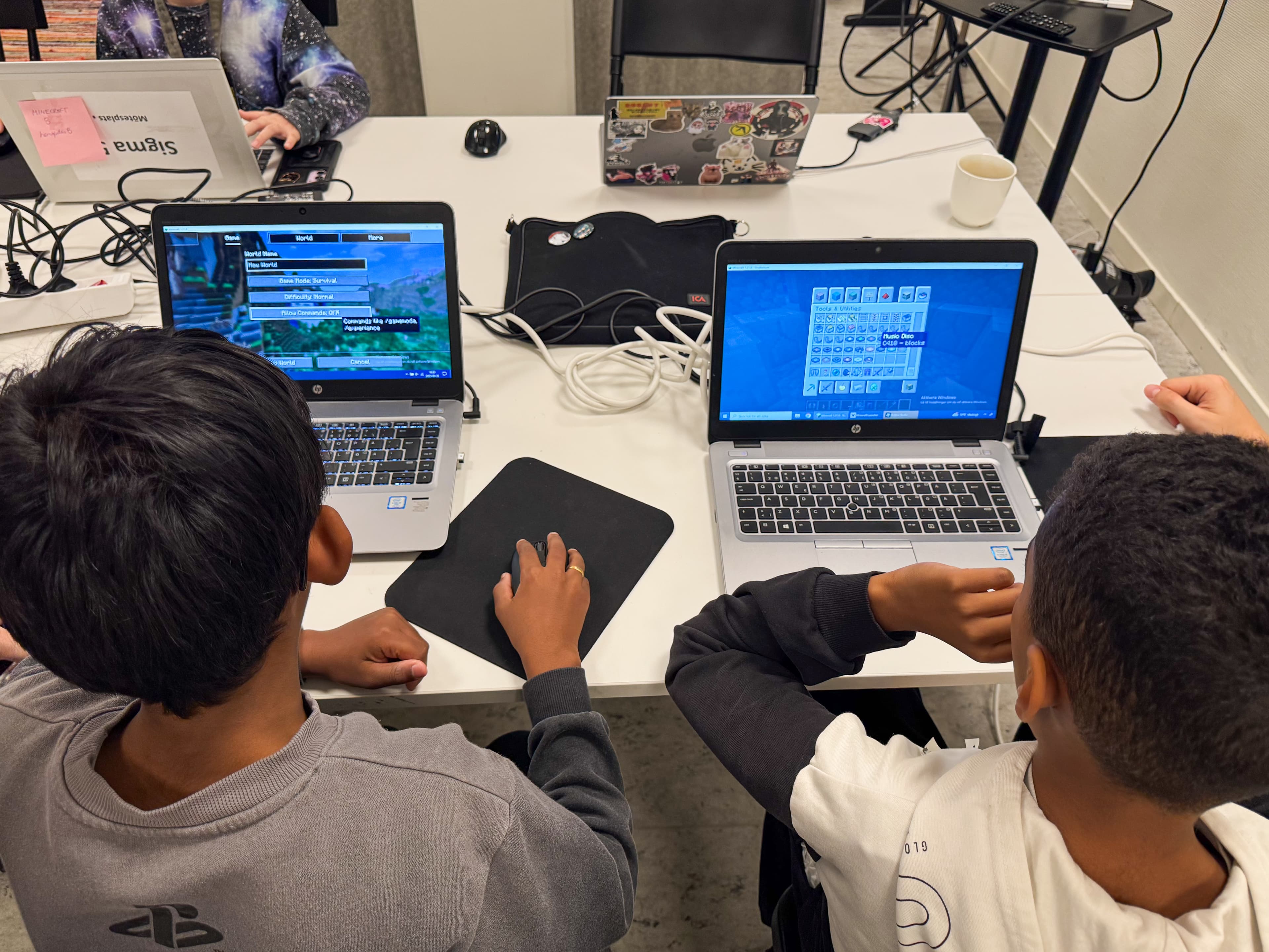 Barn skapar digitalt under ett after school-pass på biblioteket